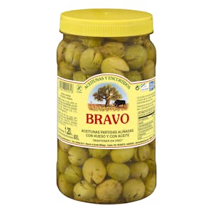 Aceitunas verdes con hueso Bravo y con aceite partidas aliñadas