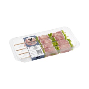 Brochetas de pollo, pimiento verde y tocino de cerdo con varilla