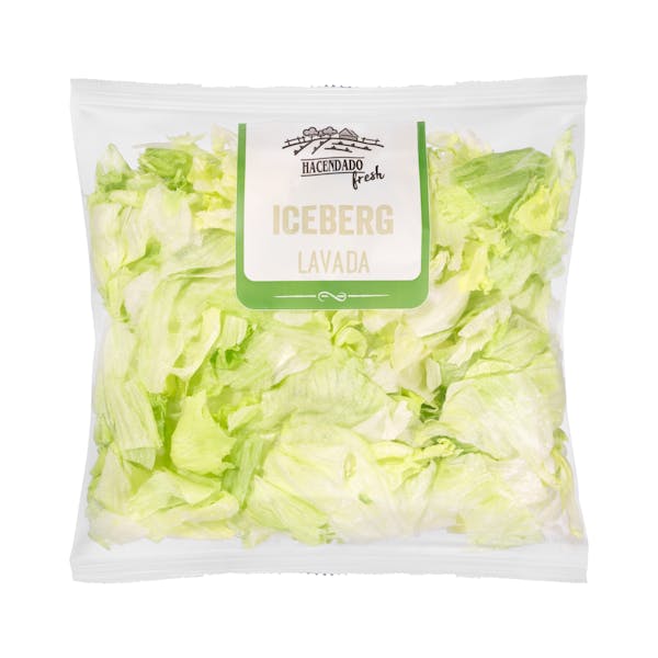 Lechuga iceberg cortada y lavada