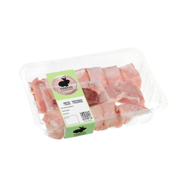 Medio conejo troceado