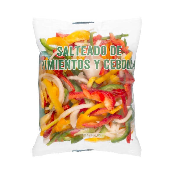 Salteado de pimientos y cebolla cortado y lavado