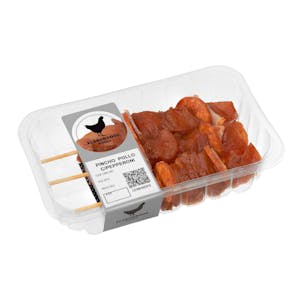 Pinchos de pollo adobado con varilla con pepperoni y bacon